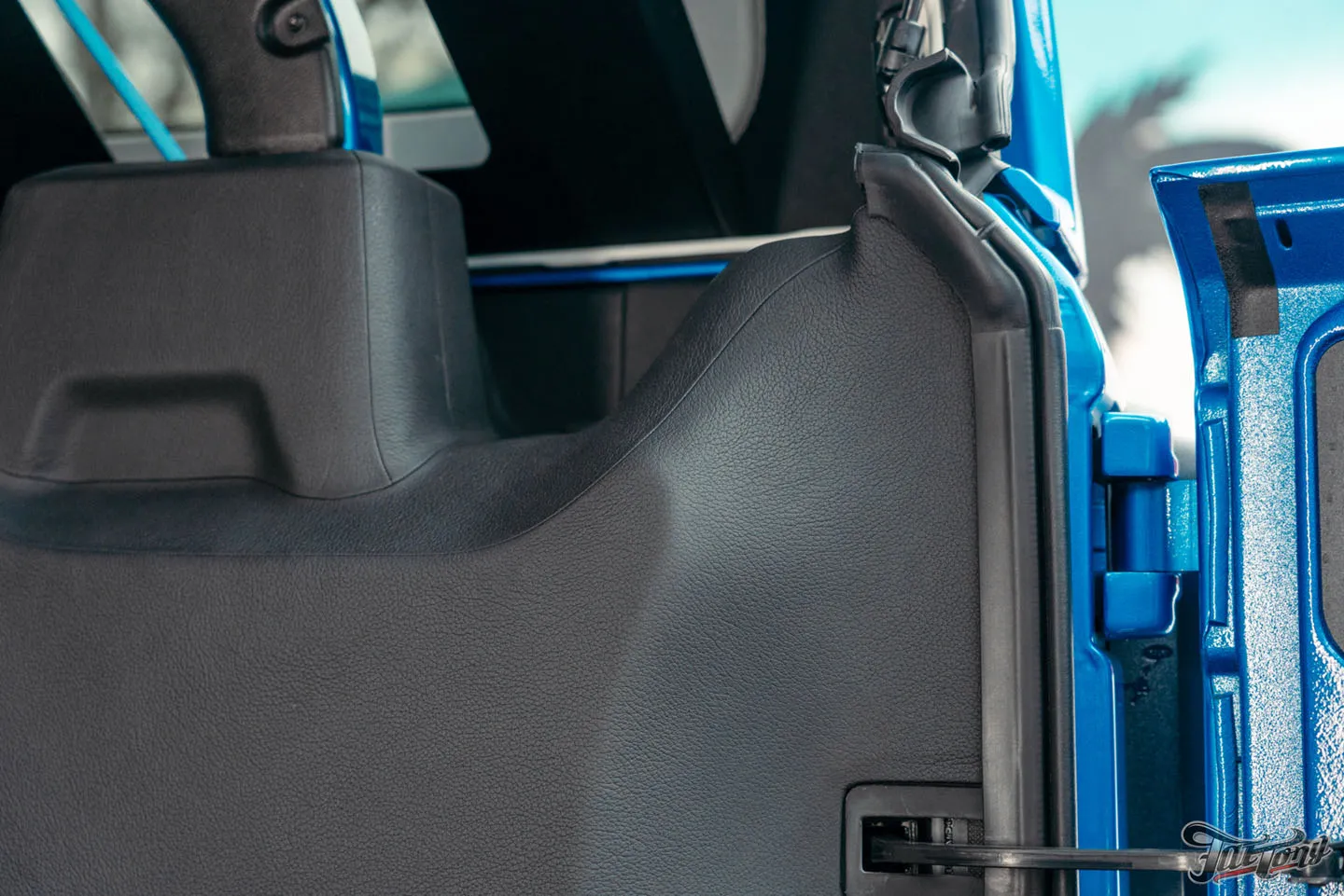 Прокачали Jeep Wrangler Rubicon, часть 2: установка цветных ремней безопасности, доработки по кузову. Как выглядит автомобиль после всех работ?
